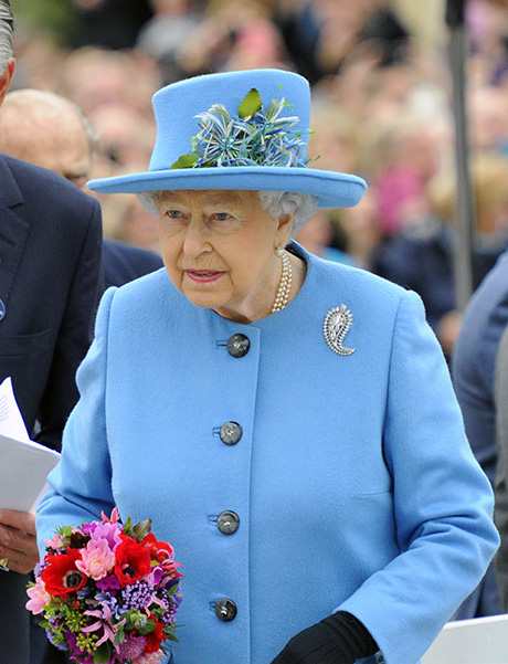 Queen Elizabeth Suffers Intense Cold, Forced To Postpone Christmas Travel Plans To Sandringham: Royal Holiday Tradition Broken?