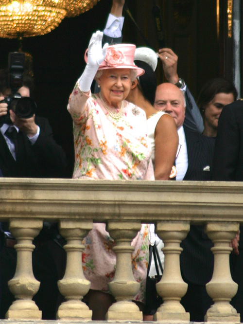 Queen Elizabeth Jokes With Prince Charles: Enjoys Braemar Highland Games Without Commoner Kate Middleton
