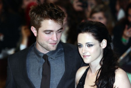 Kristen Stewart Apologizes To Robert Pattinson; Scrambles To Save Face And Relationship