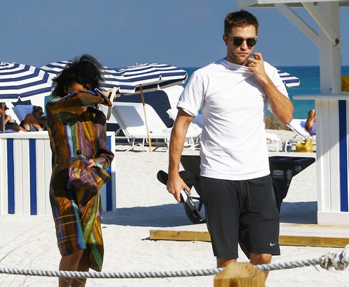 Robert Pattinson Family Firmly Against FKA Twigs Engagement: Think FKA Using RPatz?