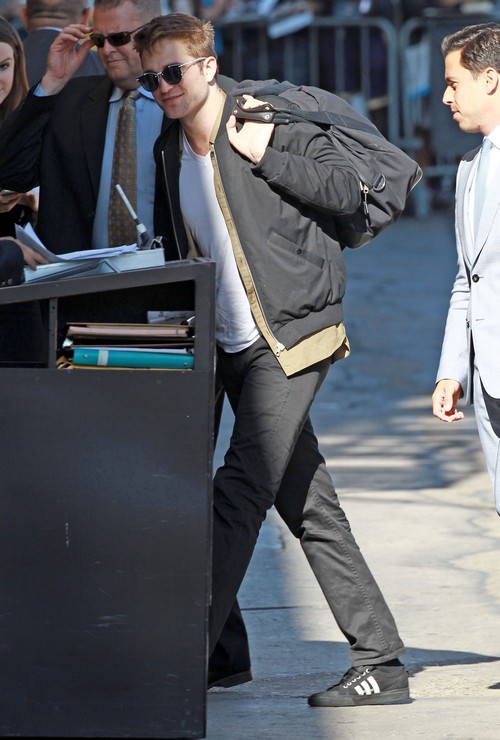 ‘Homeless’ Robert Pattinson Living At Kristen Stewart’s House? (PHOTOS)