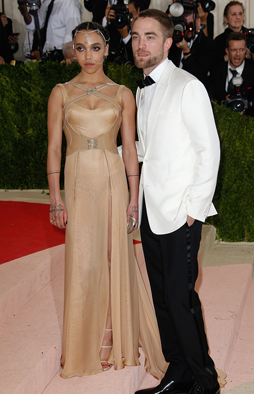 Robert Pattinson And FKA Twigs Finally Set Wedding Date – Think Marriage Will Save Troubled Relationship?