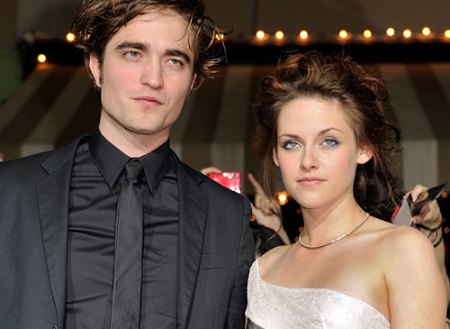 Robert Pattinson & Kristen Stewart hold hands at cast dinner And Other News