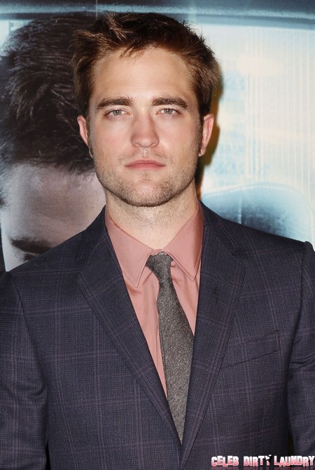 Robert Pattinson Does Dinner With Hot Ladies – Kristen Stewart Absent