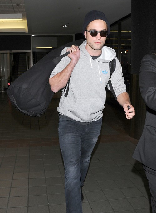 Robert Pattinson Kisses Mystery Woman In Toronto While Out With Friends