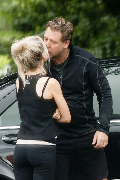 Russell Crowe Begs Ex-Wife Danielle Spencer To Marry: Proposed Via Text With Nude Photo?