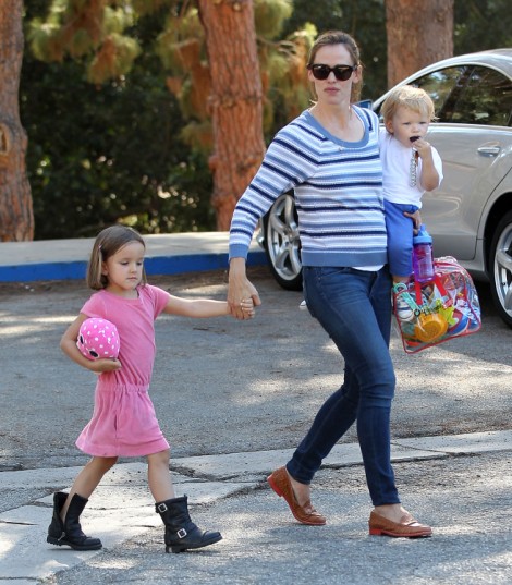 Jennifer Garner Pregnant With Fourth Child? Actress Sporting New Baby Bump (PHOTOS)