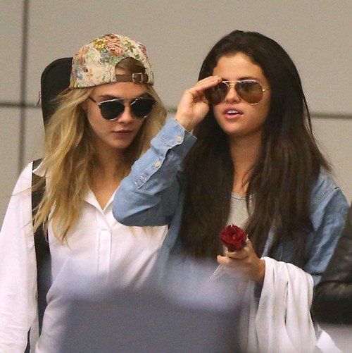 Selena Gomez and Cara Delevingne Dating: Affectionate and In Love? (PHOTOS)