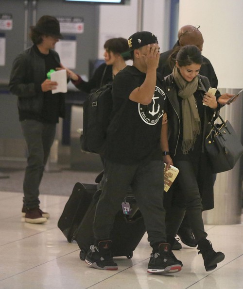 Selena Gomez, Orlando Bloom Spotted at Airport Together: Dating or Revenge on Justin Bieber? (PHOTOS)