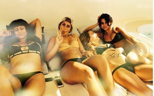 Is Selena Gomez Hooking Up With Cara Delevingne – Are They Lovers? (PHOTO)