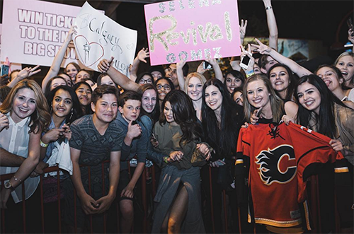 Selena Gomez Posts Note Forbidding Fans To Take Pictures With Her After Justin Bieber Releases Same Warning?