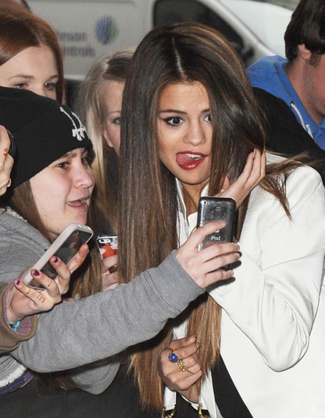 Selena Gomez And Justin Bieber Dating Again On Trial Period – Why Does She Keep Going Back?