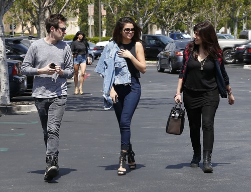 Selena Gomez Deletes and Unfollows Taylor Swift and Justin Bieber on Instagram – BF and BFF Join Jenner Sisters on the Slag Heap (PHOTOS)
