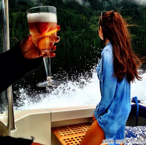 Selena Gomez Stalking Justin Bieber In Canada – PHOTO