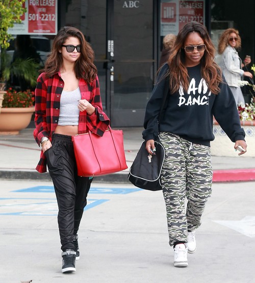 Selena Gomez Valentine’s Day Plans: Demi Lovato Fears Drug and Alcohol Relapse After Justin Bieber Diss (PHOTOS)