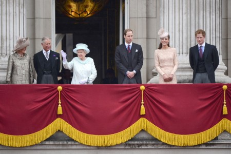 Senior Royals Attacking Kate Middleton, Real Reason Behind New Curtsy Rules