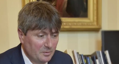 Queen Elizabeth Has a Personal Poet, Simon Armitage – Pays Him With Bottles of Sherry