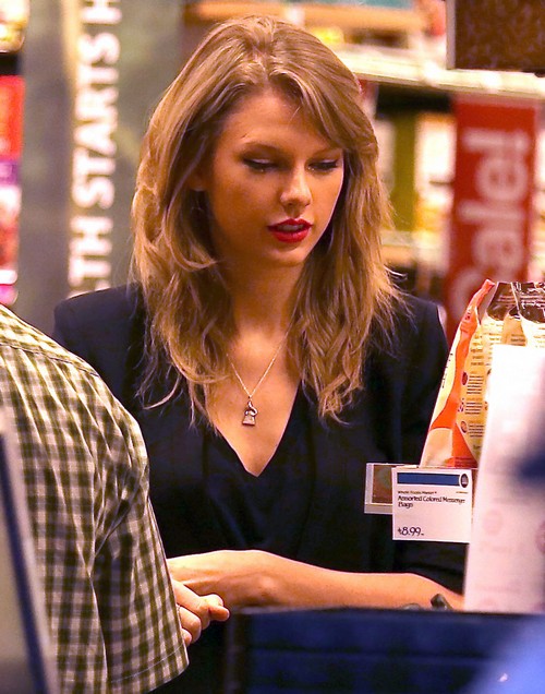 Taylor Swift “Depressed” She’s Turning Into Jennifer Aniston: Doesn’t Have A Boyfriend – Report