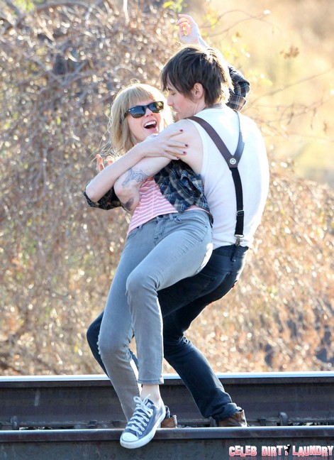 Taylor Swift House Shopping To Live Near Harry Styles – Run Lad, Save Yourself!