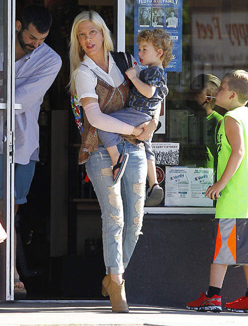 Tori Spelling & Dean McDermott’s Finances Hit All-Time Low: Can’t Pay Storage Bills, Might Lose Possessions!