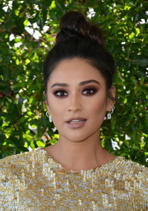 Pretty Little Liars Cast Feud: Ashley Benson Beat Out Troian Bellisario at 2016 Teen Choice Awards, Hanna and Spencer Catfight?