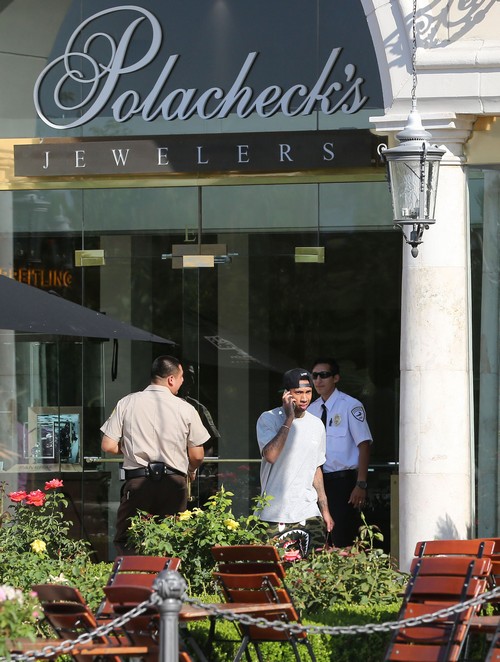 Kylie Jenner Engaged: Tyga Spotted Shopping For Engagement Ring at Poloacheck’s? (PHOTOS)