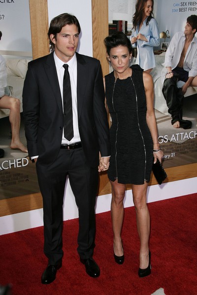 Humiliated Demi Moore Demands Divorce From Ashton Kutcher