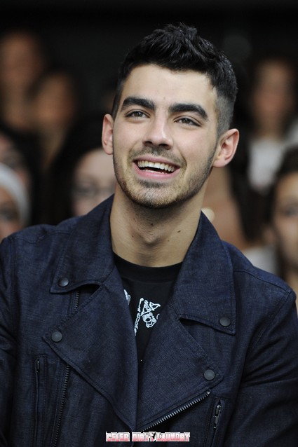 Joe Jonas’ Gets Booed And Pelted With Balls At Brooklyn Performance