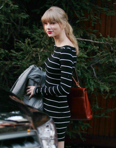 Taylor Swift Flies To London To Win Harry Styles Back, Desperate Or Cute?