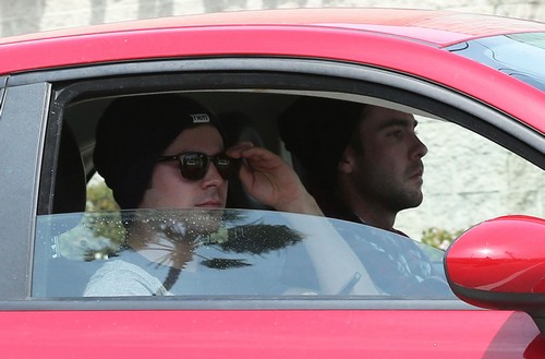 Zac Efron Drug Relapse – Never Went To Rehab – SEE Zac Cruising Around (PHOTOS)